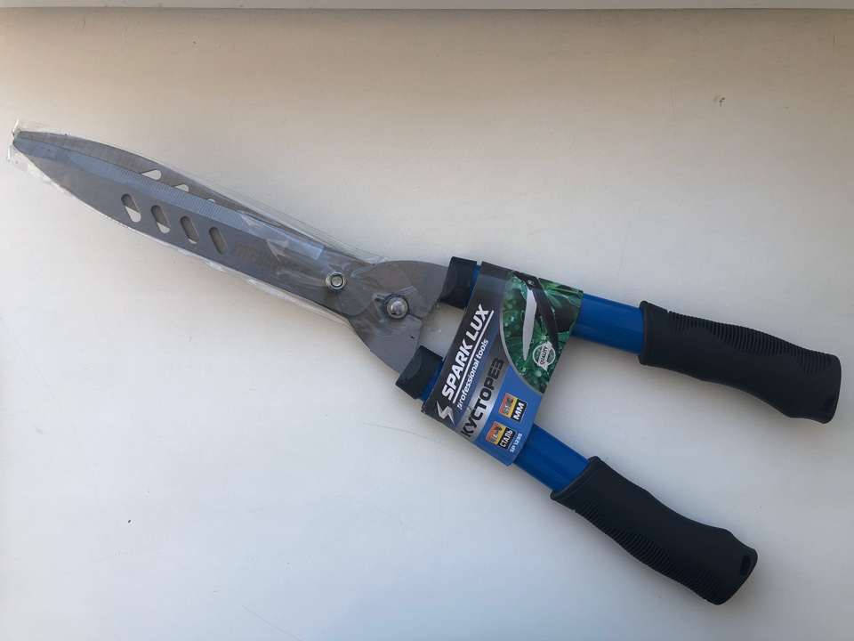 Кусторез SPARK LUX 550мм SP1235 - фото в Миди Лтд Изображение товара Кусторез SPARK LUX 550мм SP1235 в Миди Лтд