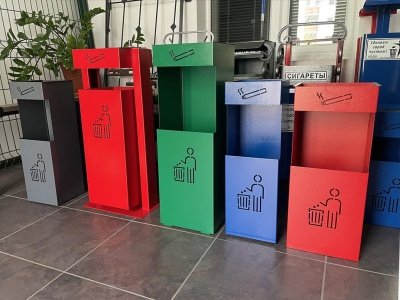 Изображение товара Урна навесная с пепельницей серая УС 200*200*615 в Миди Лтд