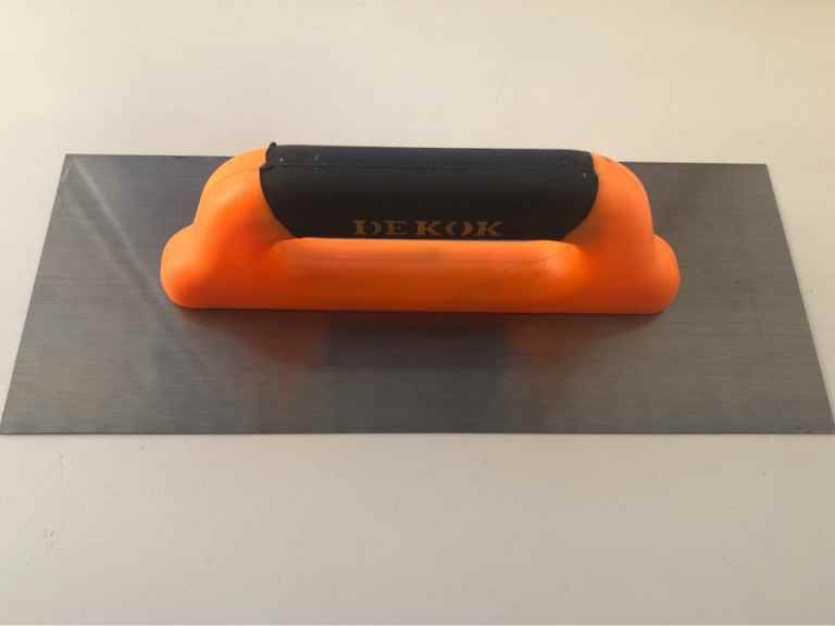 Изображение товара Гладилка 300*120мм стальная, комбинированная пластиковая ручка DEKOK (60шт/кор) в Миди Лтд