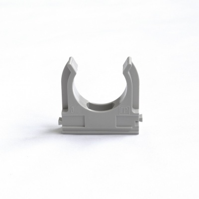 Держатель для труб д 20 мм полистирол серый (100шт/уп) - фото в Миди Лтд Изображение товара Держатель для труб д 20 мм полистирол серый (100шт/уп) в Миди Лтд